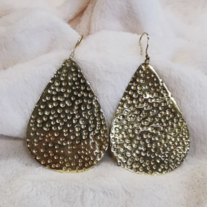 Boucles d’oreilles goutte en bronze martelé, forme plate, motif en points réguliers, artisanat Côte d’Ivoire, 6,5 cm.
