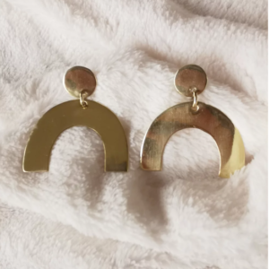 Boucles d’oreilles U en bronze – design géométrique fait main en Côte d’Ivoire