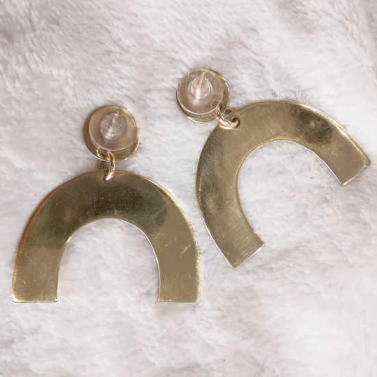 Boucles d’oreilles U en bronze – design géométrique fait main en Côte d’Ivoire